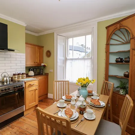 Daire Kearton House *