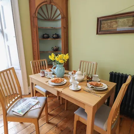 Daire Kearton House *